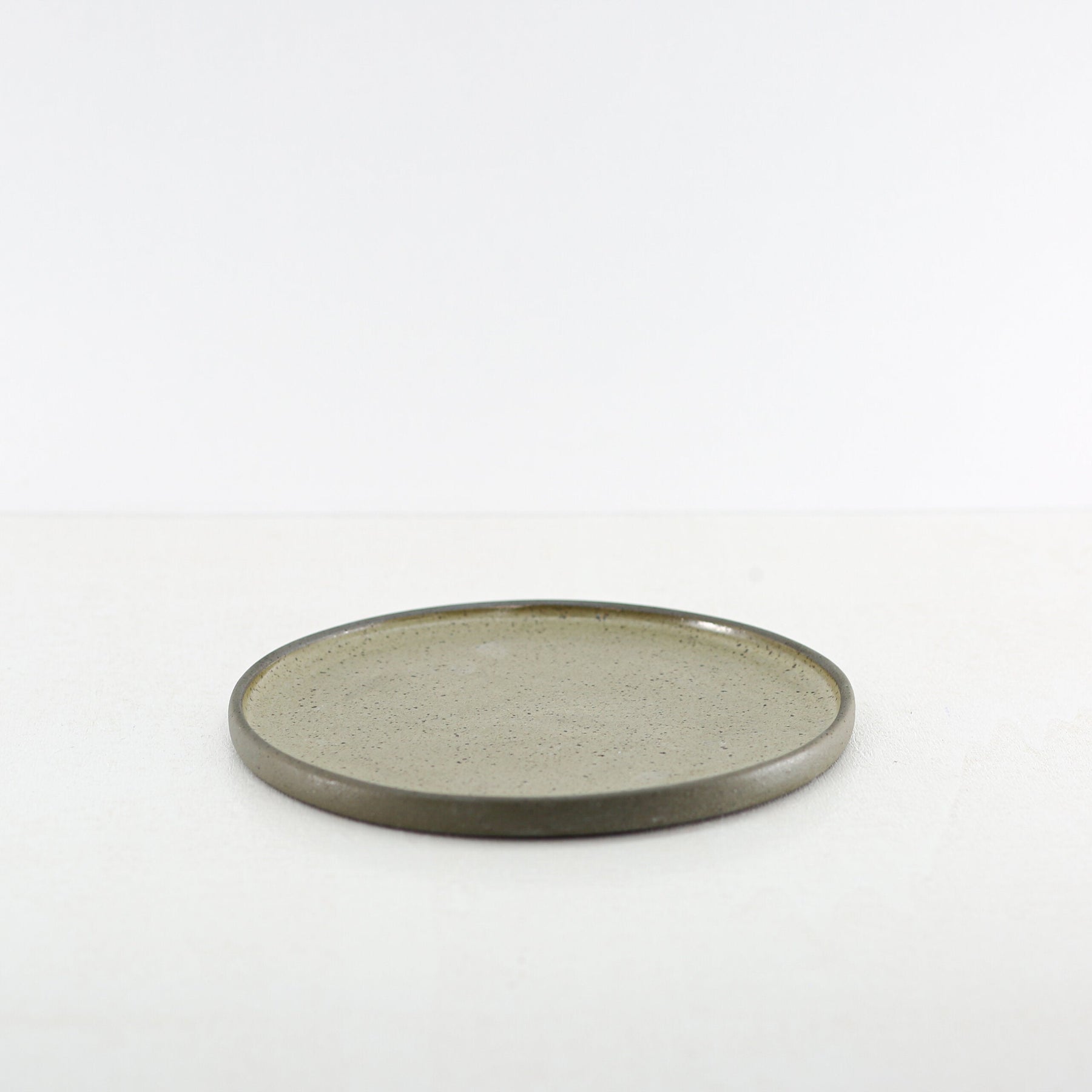 Hic Ceramics Medium Round Plate 22 cm — Handcrafted Stoneware Serving Plate