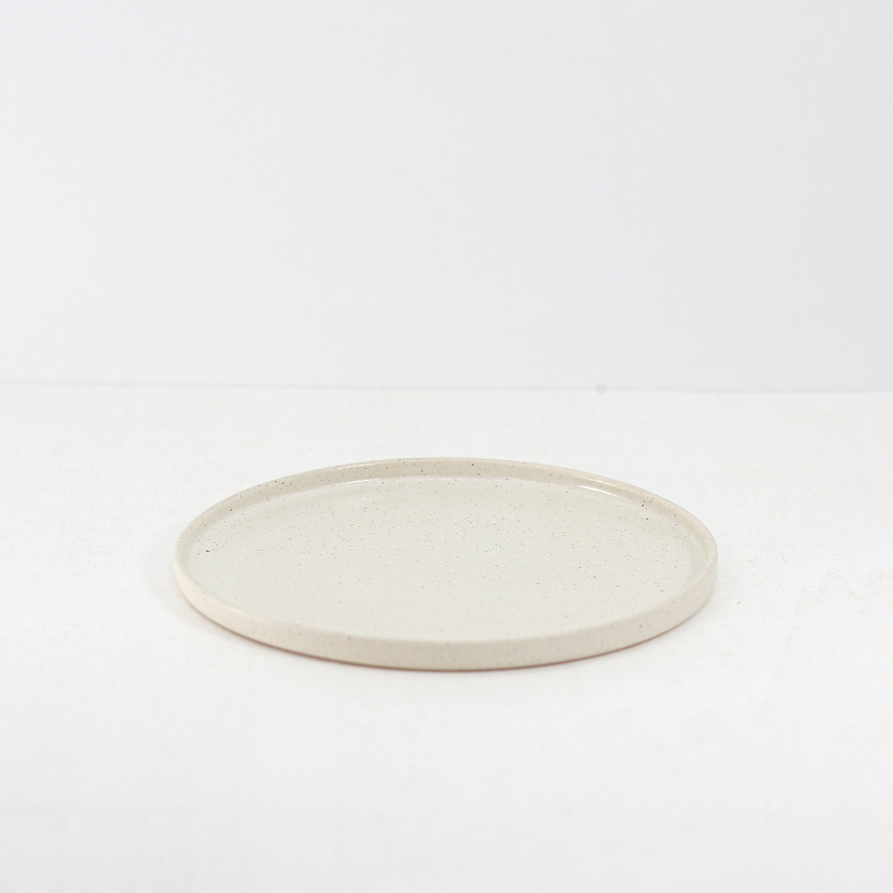 Hic Ceramics Medium Round Plate 22 cm — Handcrafted Stoneware Serving Plate