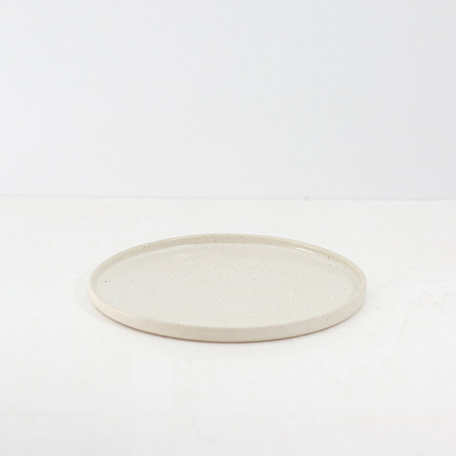 Hic Ceramics Medium Round Plate 22 cm — Handcrafted Stoneware Serving Plate