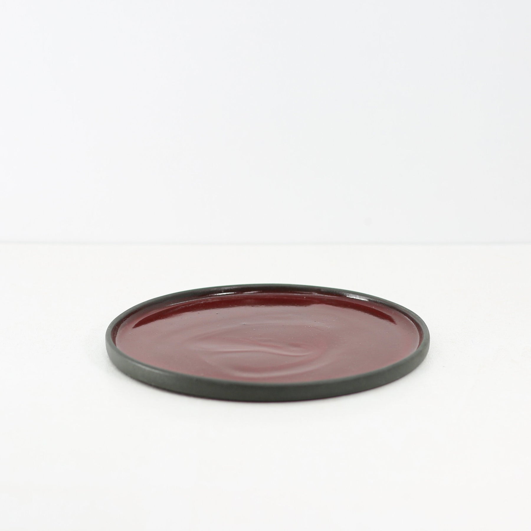 Hic Ceramics Medium Round Plate 22 cm — Handcrafted Stoneware Serving Plate