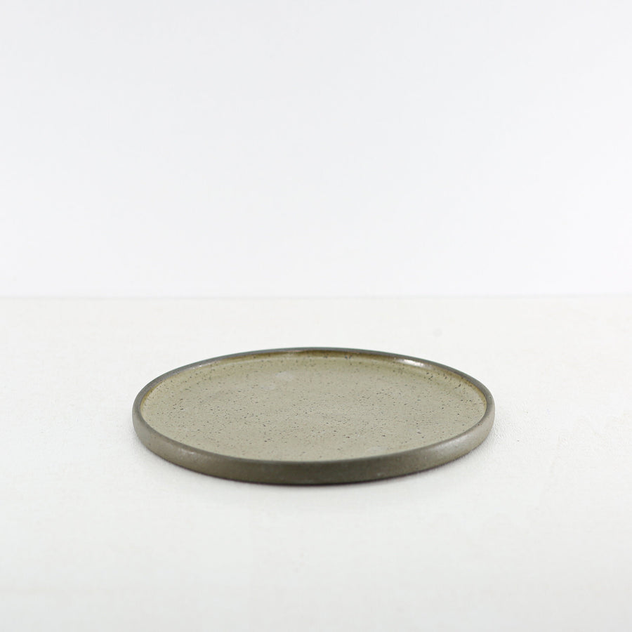 Hic Ceramics Medium Round Plate 22 cm — Handcrafted Stoneware Serving Plate