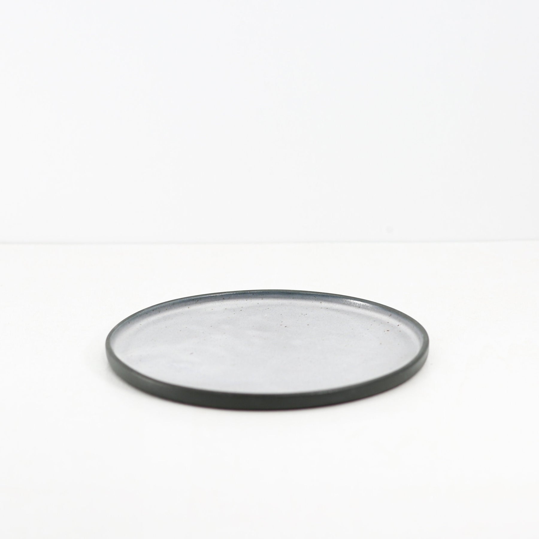 Hic Ceramics Medium Round Plate 22 cm — Handcrafted Stoneware Serving Plate