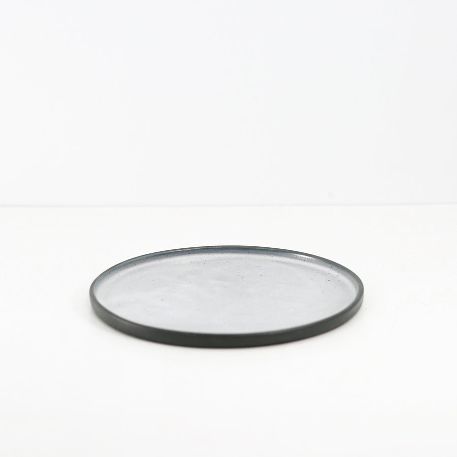 Hic Ceramics Medium Round Plate 22 cm — Handcrafted Stoneware Serving Plate
