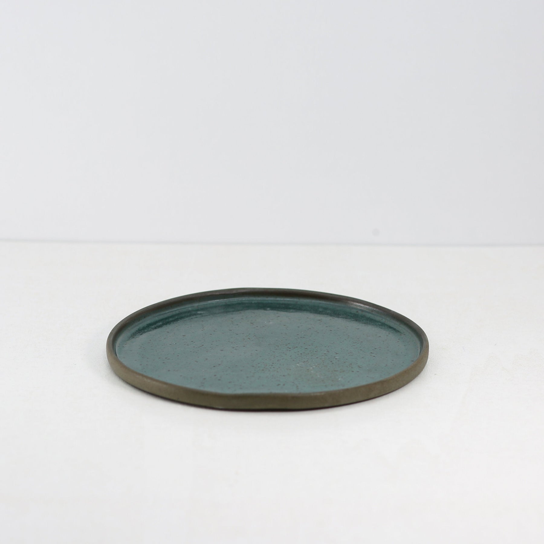 Hic Ceramics Medium Round Plate 22 cm — Handcrafted Stoneware Serving Plate