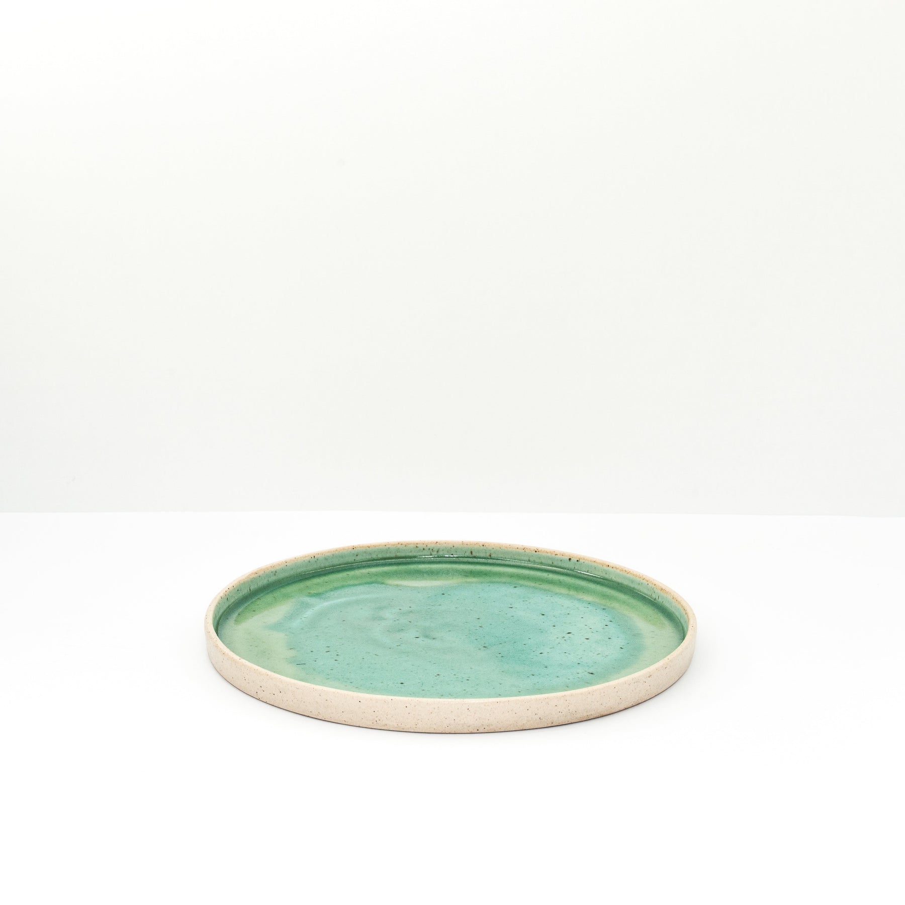 Hic Ceramics Medium Round Plate 22 cm — Handcrafted Stoneware Serving Plate