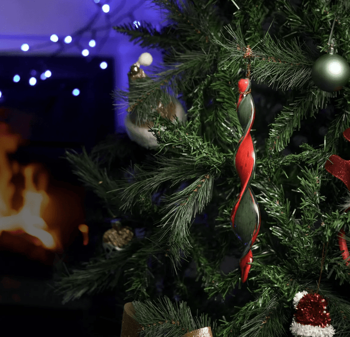 Hand-Blown Twisted Glass Tree Decoration – Elegant Red-Green Icicle Ornament