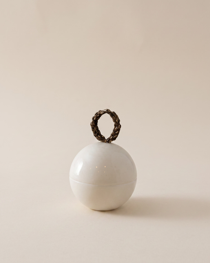 Mini Laurel Wreath Bonbonnière in White Marble